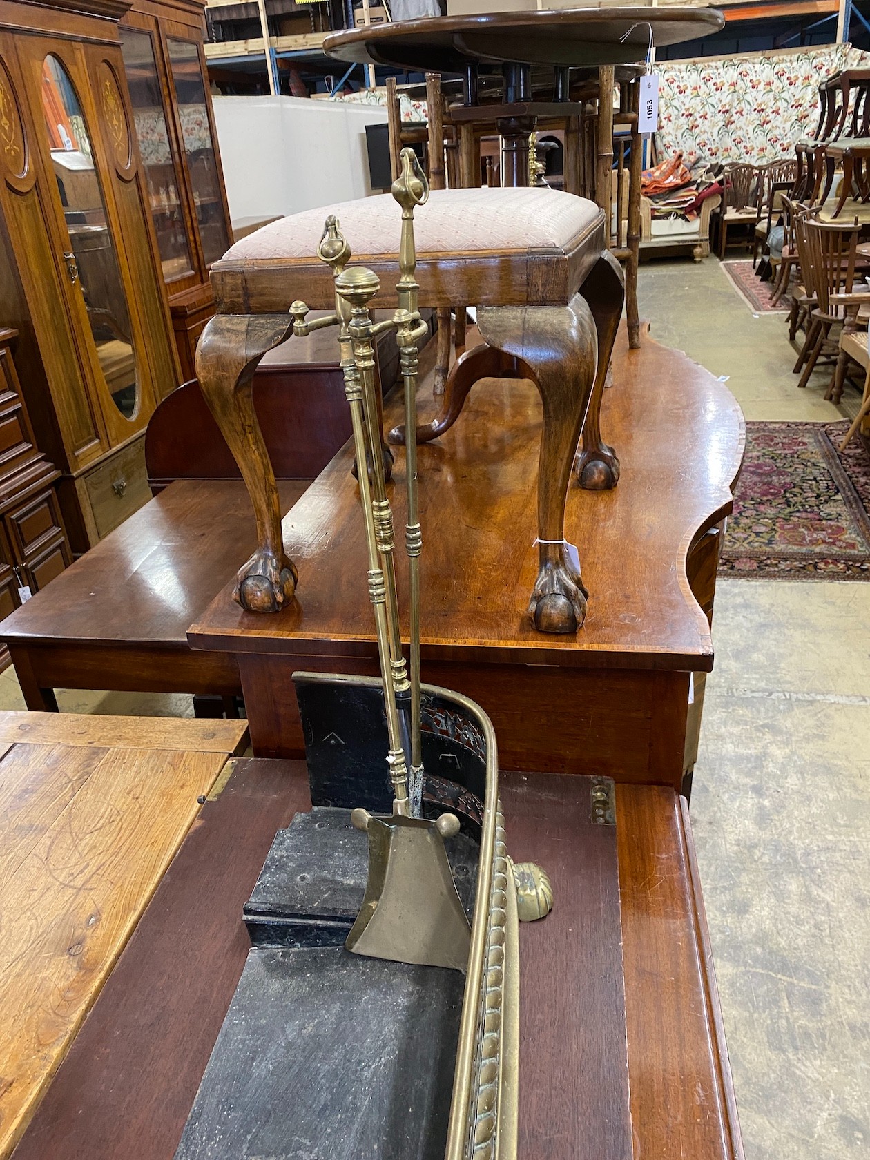 A Victorian pierced brass fender, length 98cm, height 23cm together with companion set